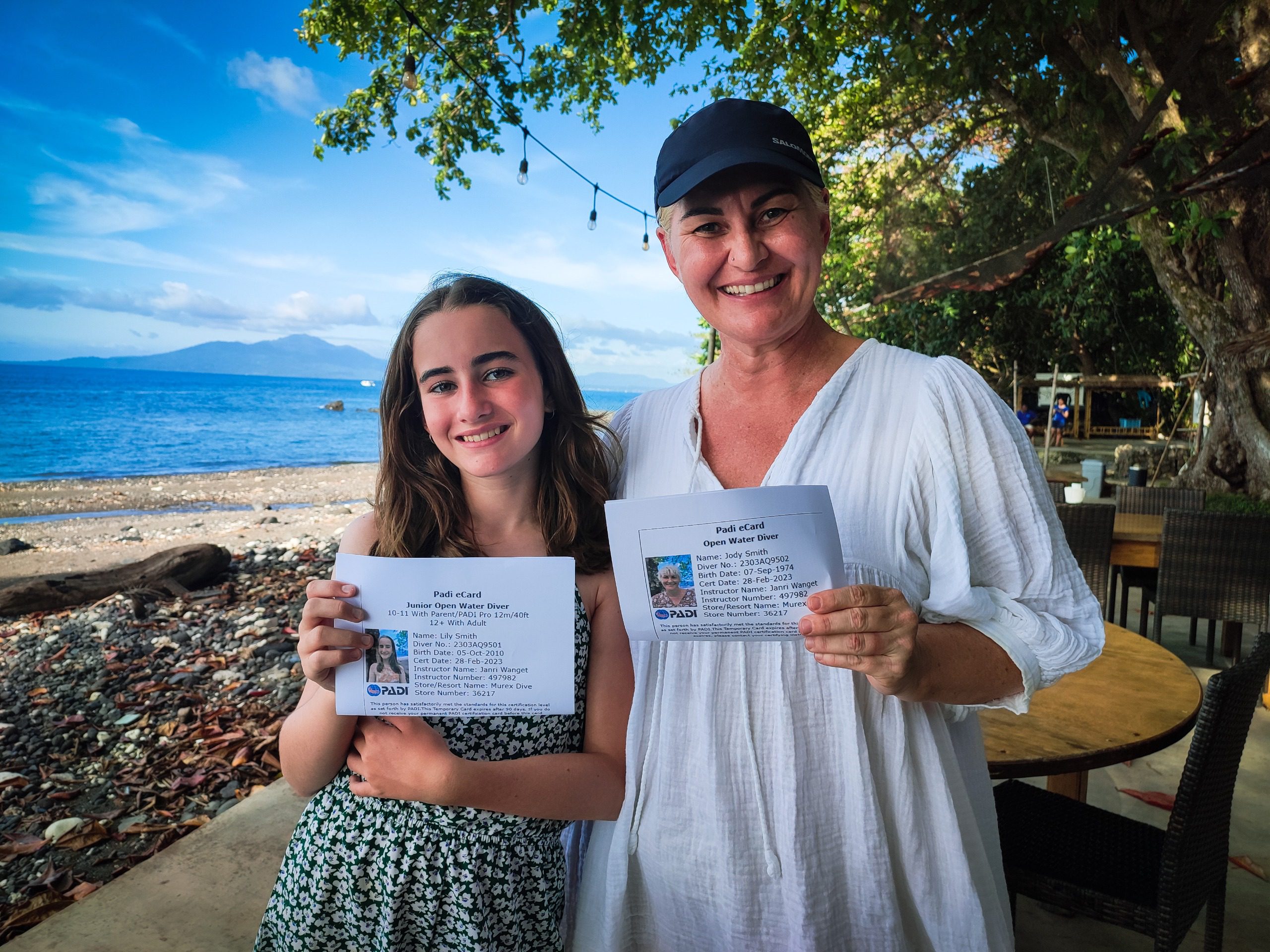 A mother and daughter receive their PADI Open Water Diver certificates together